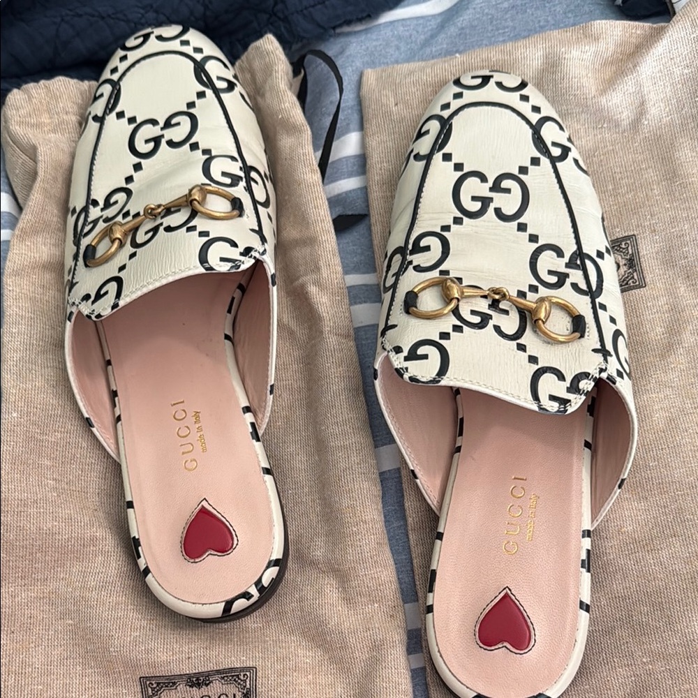 Gucci White & Black GG Logo Leather Horsebit Mules with Pink Insole